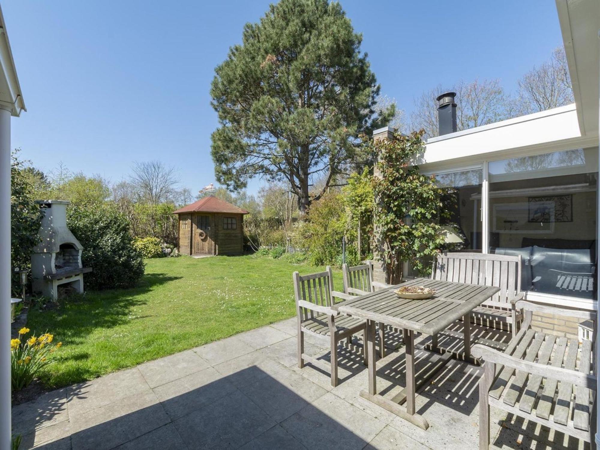 Stylish Bungalow With A Large Garden Sint Maartensvlotbrug Экстерьер фото