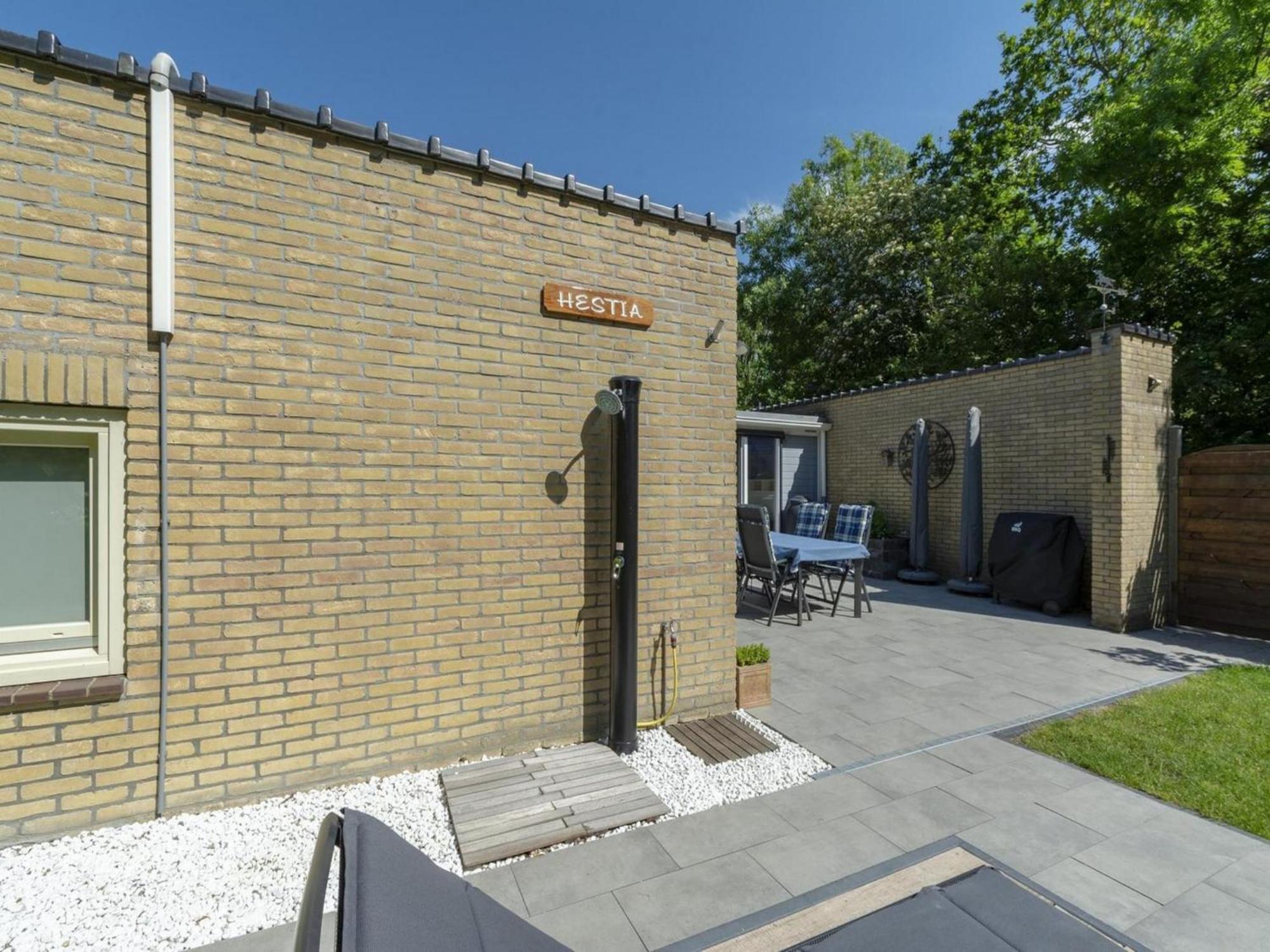 Stylish Bungalow With A Large Garden Sint Maartensvlotbrug Экстерьер фото