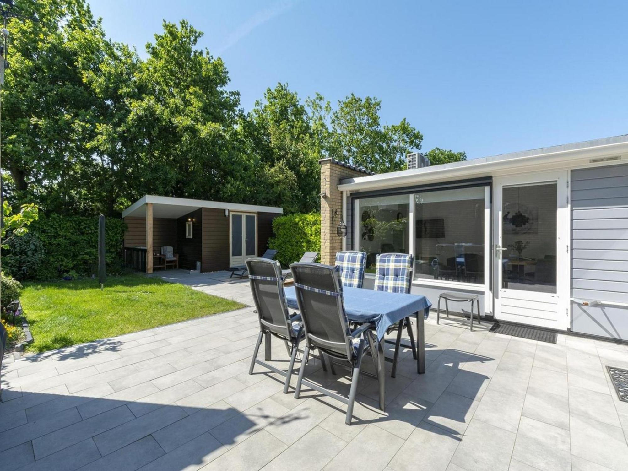 Stylish Bungalow With A Large Garden Sint Maartensvlotbrug Экстерьер фото