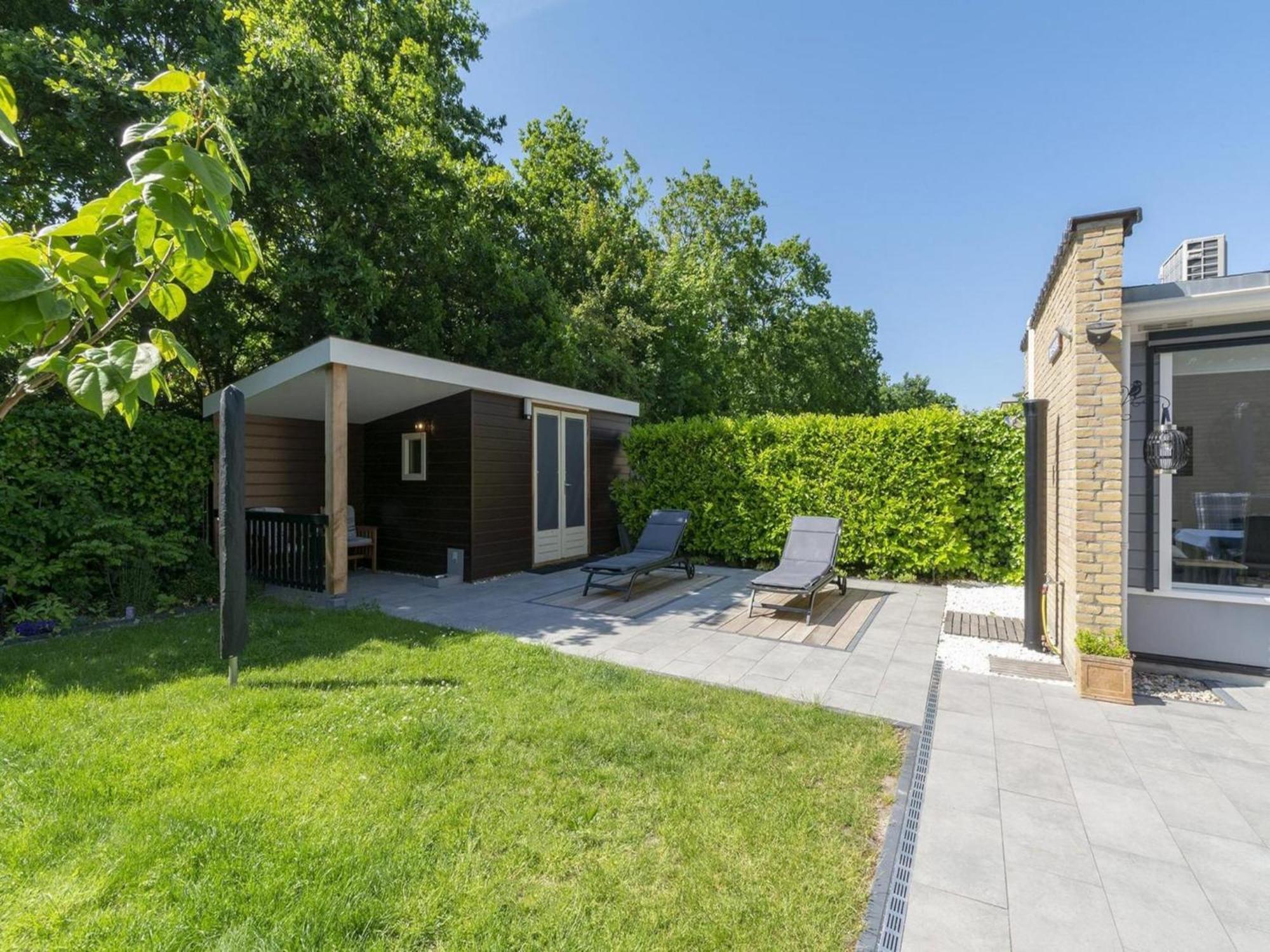 Stylish Bungalow With A Large Garden Sint Maartensvlotbrug Экстерьер фото