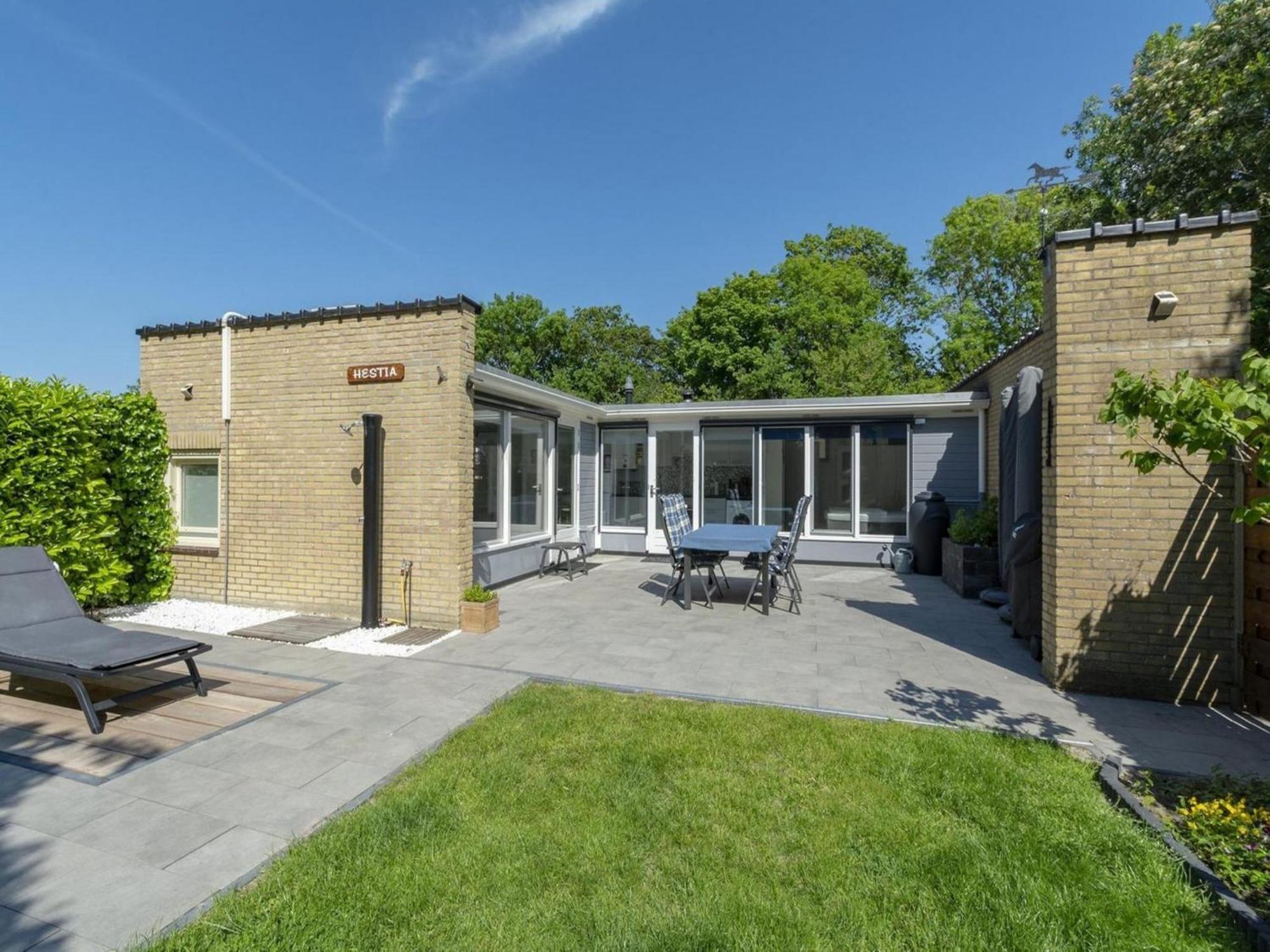 Stylish Bungalow With A Large Garden Sint Maartensvlotbrug Экстерьер фото