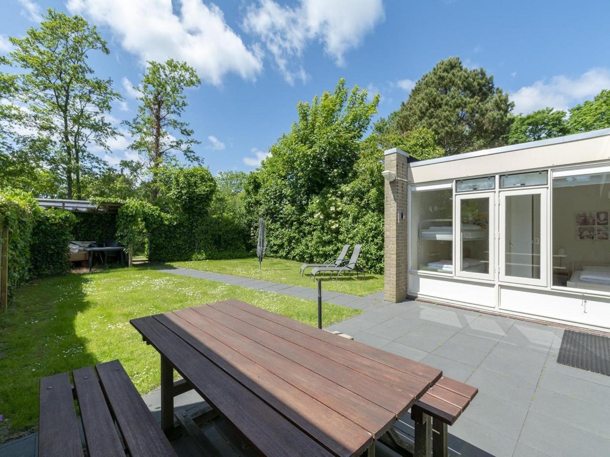 Stylish Bungalow With A Large Garden Sint Maartensvlotbrug Экстерьер фото